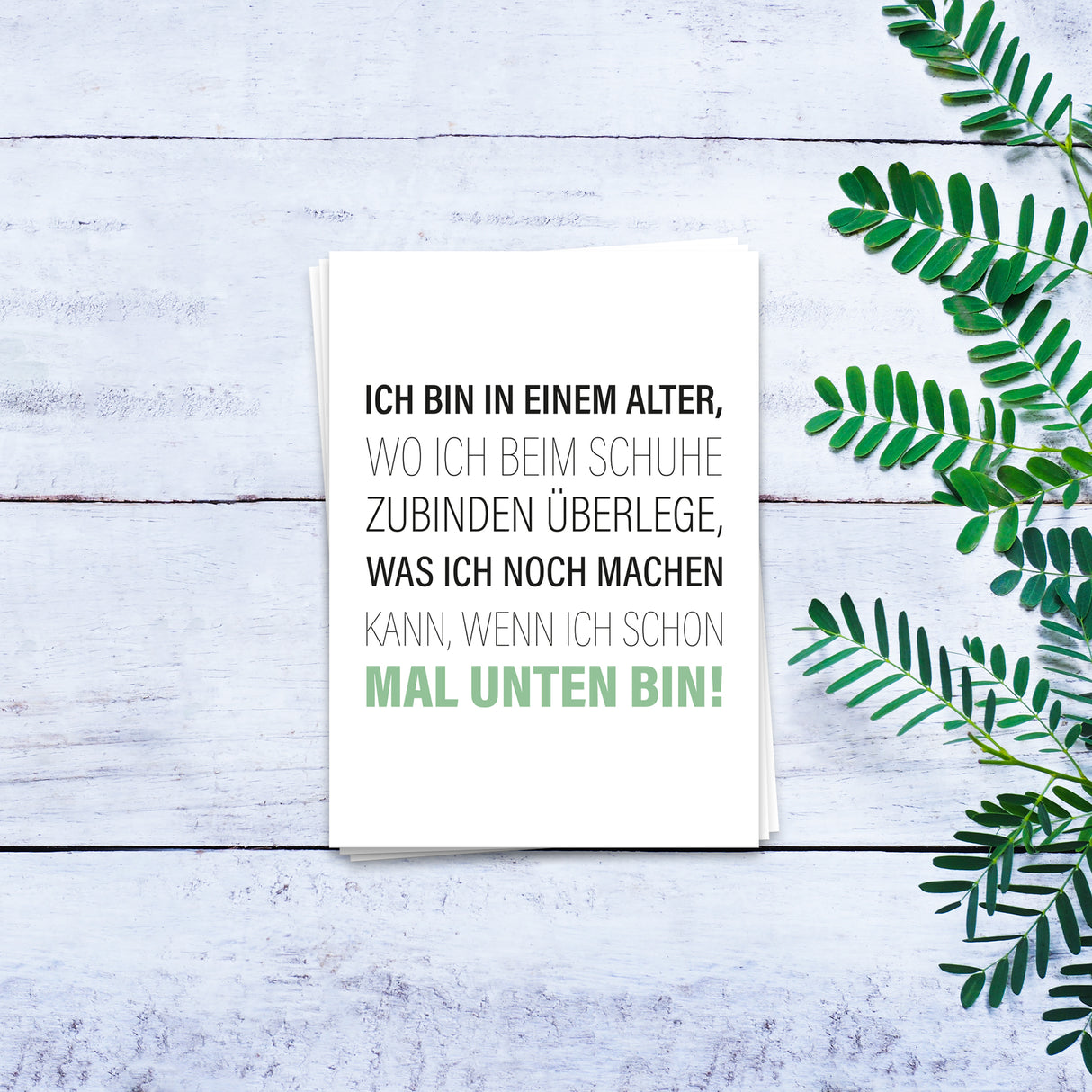 Ich bin in einem Alter wo ich beim Schuhe zubinden überlege, was ich noch machen kann, wenn ich schon mal unten bin - Postkarte