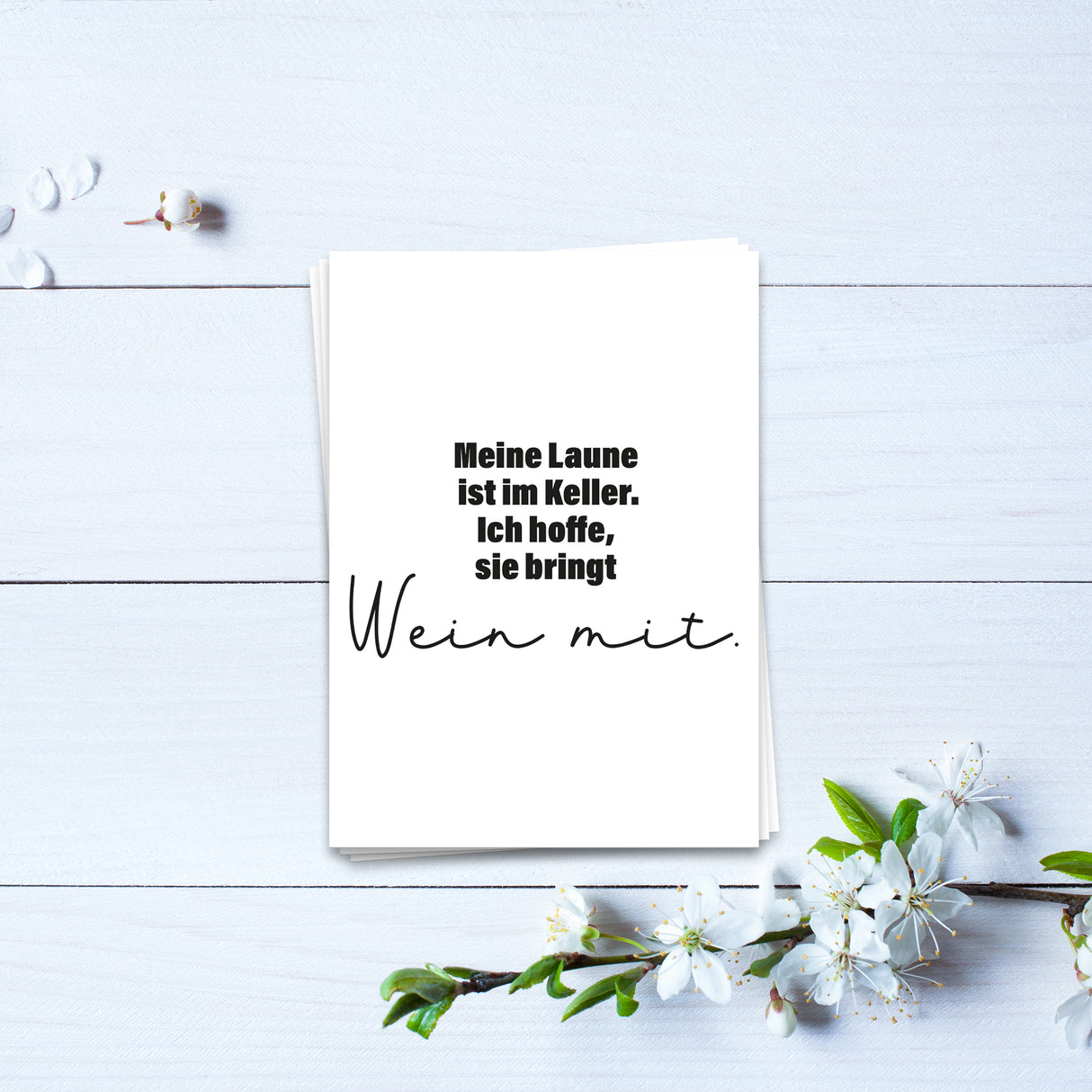 Meine Laune ist im Keller. Ich hoffe, sie bringt Wein mit - Postkarte