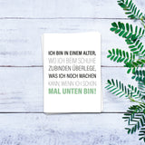 Ich bin in einem Alter wo ich beim Schuhe zubinden überlege, was ich noch machen kann, wenn ich schon mal unten bin - Postkarte